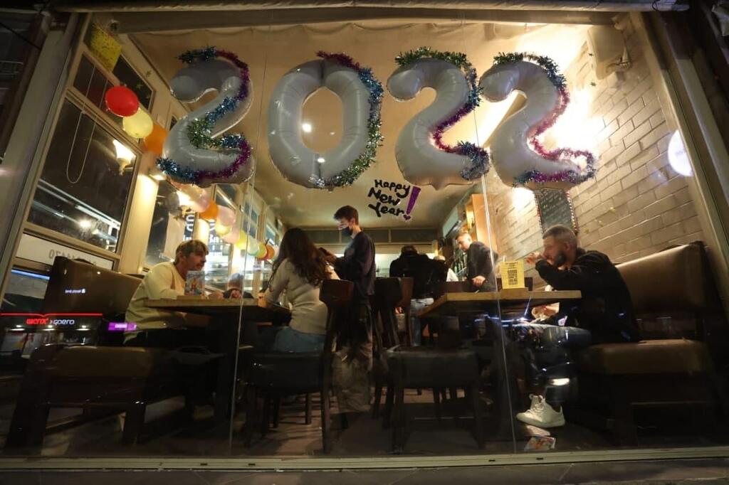 חוגגים את 2022. "סינטה בר" בחיפה (צילום: אלעד גרשגורן) מקבלים את 2022 במועדון בראון בחיפה