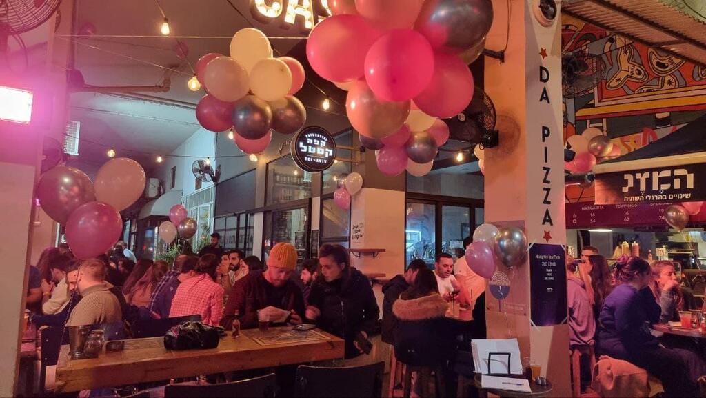 צילום: שאול גולן מקבלים את 2022 בבר "המזג" בתל אביב