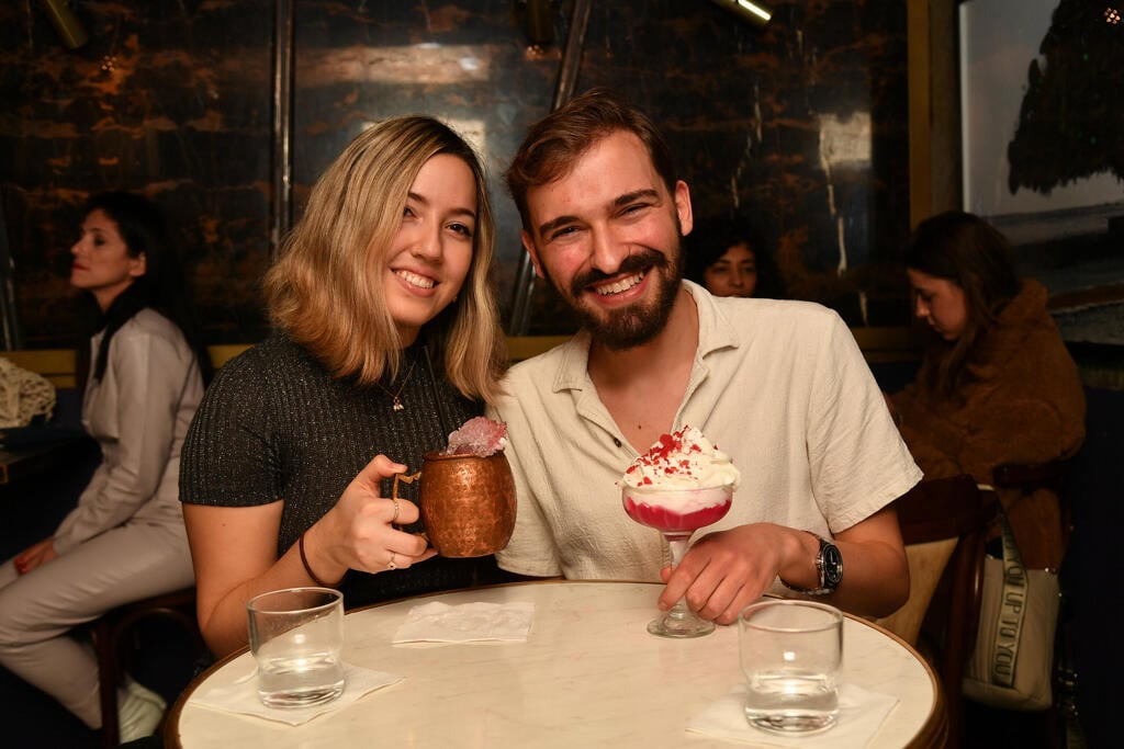 עדן ורון: "החלטנו שיותר בטוח להיות בבר" (צילום: יואב דודקביץ') עדן ורון מקבלים את 2022 בגטסבי בר בירושלים