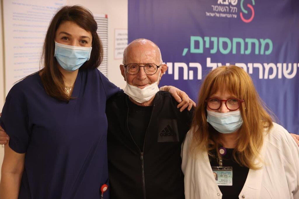 פרופסור גליה רהב עם יקי שהגיע להתחסן בחיסון רביעי