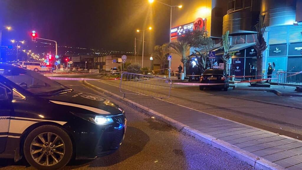אחד היורים נמלט. זירת האירוע מחוץ למועדון בחיפה (צילום: דוברות המשטרה ) זירת האירוע בחיפה