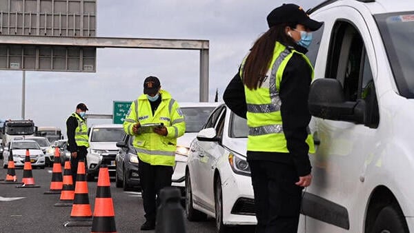 Police enforce lockdown at Glilot Junction in northern Israel in 2020 (Photo: Nadav Abbas) מחסומי משטרה בצומת גלילות