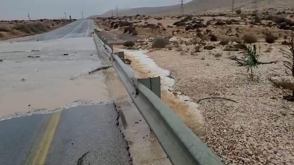 הנחל זרם גם לתוך כביש בנגב (צילום: נילי דבש רשות הטבע והגנים) נחל צין זורם על הכביש