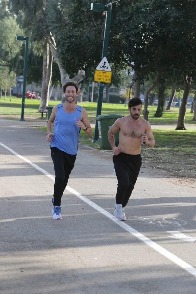 דפק חיוך למצלמה (צילום: מוטי לבטון) דפק חיוך למצלמה