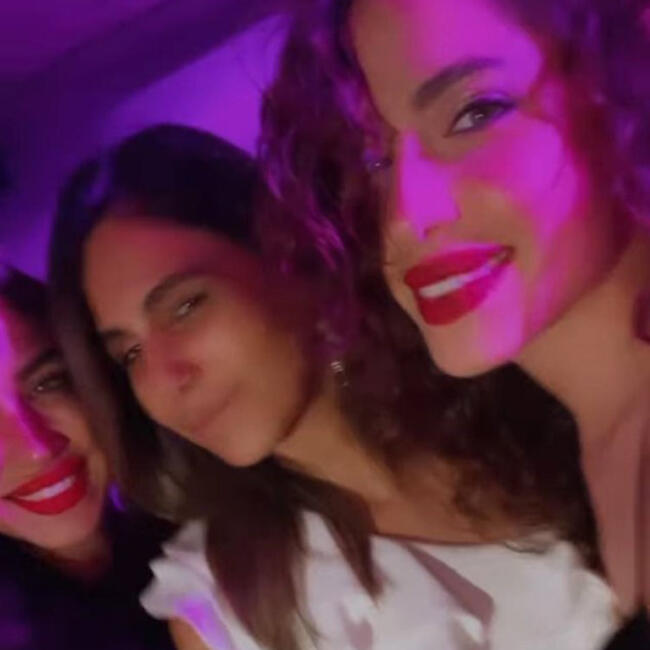 עם החברות והאחות קארין. דניאל גרינברג חוגגת