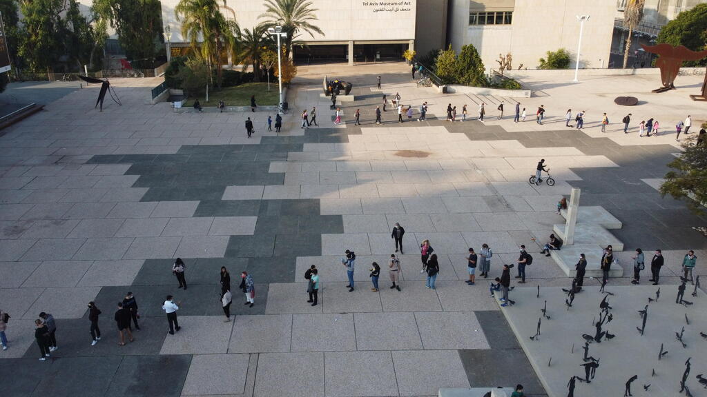 "כאוס". התור לבדיקות קורונה ברחבת מוזיאון תל אביב (צילום: שאול גולן) התור לבדיקות קורונה ברחבת מוזיאון תל אביב