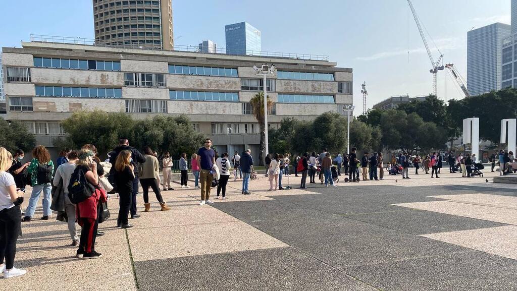 Dozens of people waiting in line to get tested for COVID in Tel Aviv
(Photo: Sivan Hilaie) מתחם בדיקות תל אביב