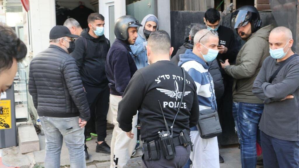 אנשים הגיעו לדרוש את כספם לאחר שוד הכספות בתל אביב