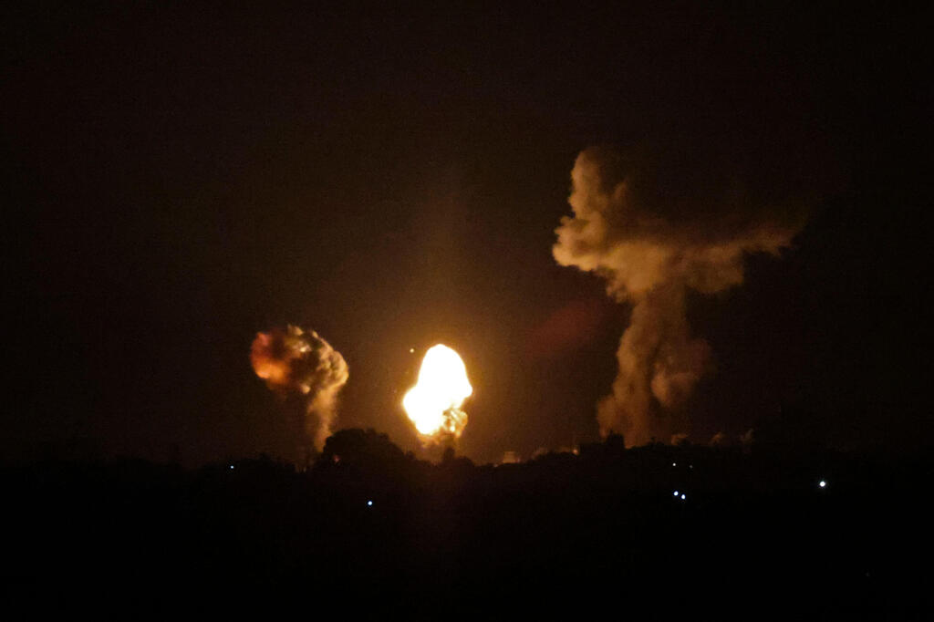IDF airstrikes in Gaza early Sunday (Photo: AFP) התקיפה בעזה, הלילה