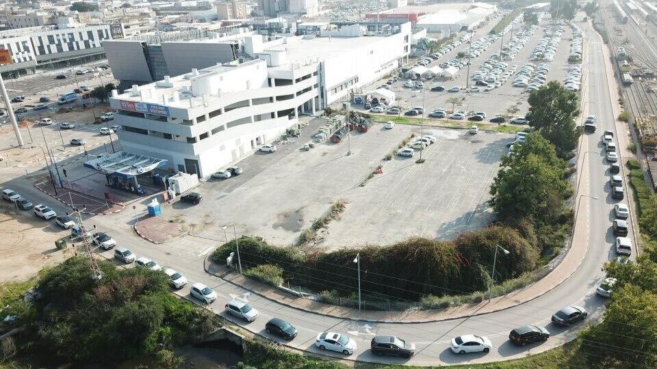 Omicron surge strains Israel's testing capacity with endless lines