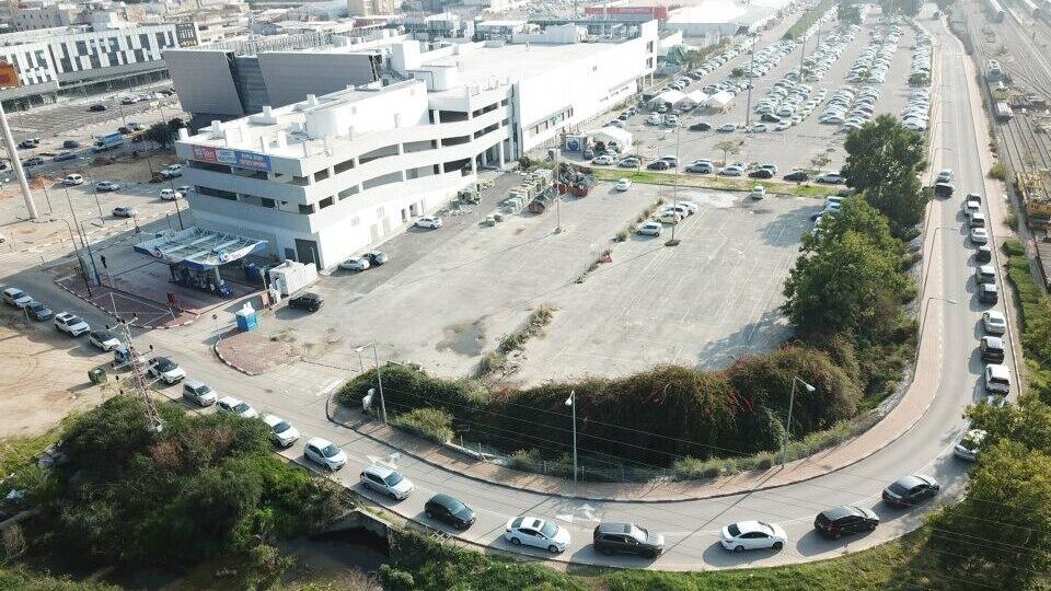An aerial view of the queue in Netanya's drive-through testing complex (Photo: Yair Sagi) עומס במתחם בדיקות קורונה בנתניה