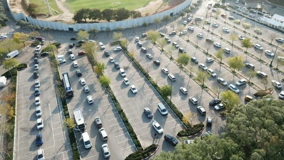 An aerial view of the queue in Kfar Sava's drive-through testing complex
(Photo: Yair Sagi) עומס במתחם בדיקות קורונה בכפר סבא