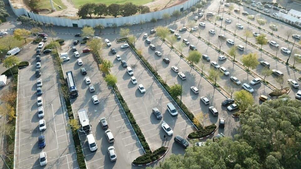 An aerial view of the queue in Kfar Sava's drive-through testing complex (Photo: Yair Sagi) עומס במתחם בדיקות קורונה בכפר סבא