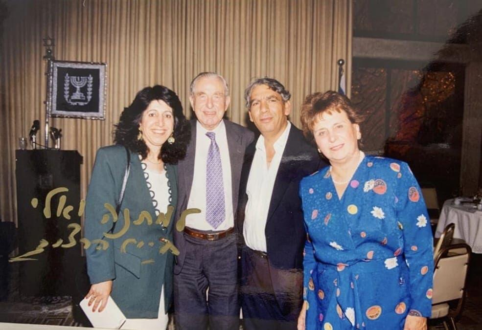 עם הנשיא הרצוג האב. הביא אותה לתפקיד עם הנשיא הרצוג האב. הביא אותה לתפקיד