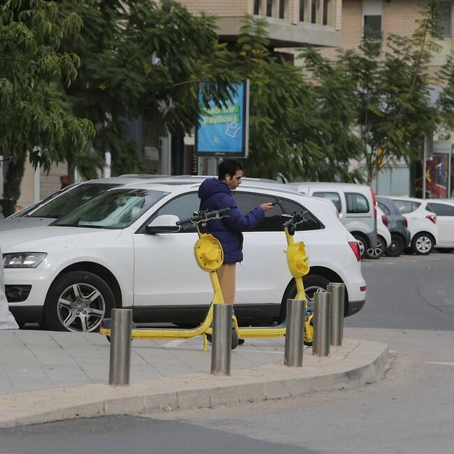 תופס קורקינט ברחוב. אביב גפן (צילום: מוטי לבטון) תופס קורקינט ברחוב. אביב גפן