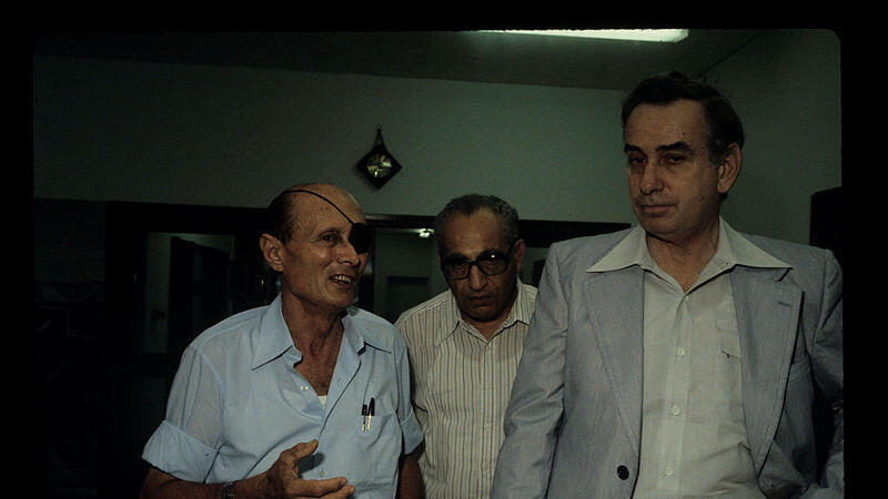 בן פורת לצד משה דיין, מנהיג מפלגת תל"ם