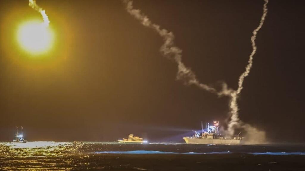 Navy ships at the site of the helicopter crash off the coast of Haifa on Monday (Photo: Gil Nechushtan) פצצות תאורה בזירת החיפושים
