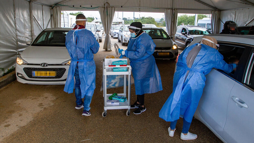 A drive-through coronavirus testing facility in central Israel (Photo: Ido Erez) תור לבדיקות קורונה בקיסריה