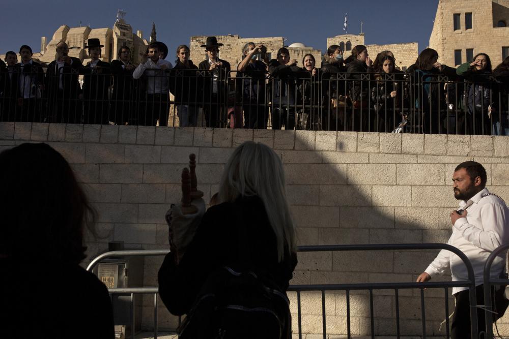 Ultra-Orthodox Jews and others watch a member of Women of the Wall carry a Torah scroll (Photo: AP) Ultra-Orthodox Jews and others watch a member of Women of the Wall carry a Torah scroll