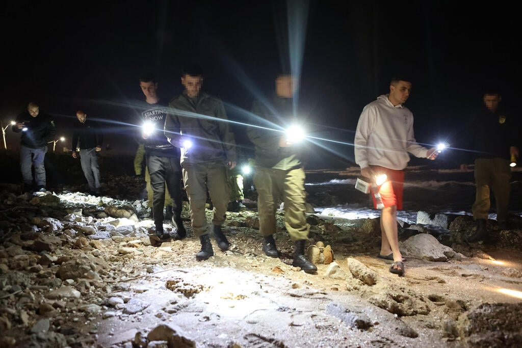 סריקות אחרי שברי המסוק (צילום: גיל נחושתן) סריקות אחרי שברי המסוק