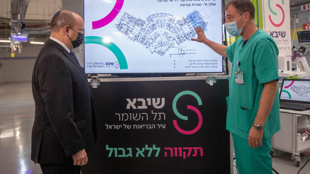 Bennett (left) during a visit to the Sheba Medical Center outside Tel Aviv (Photo: Ohad Zwigenberg) ביקור נפתלי בנט במרכז הרפואי שיבא תל השומר