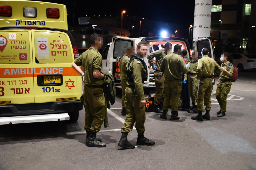 מחוץ לבית החולים (צילום: נחום סגל) סריקות