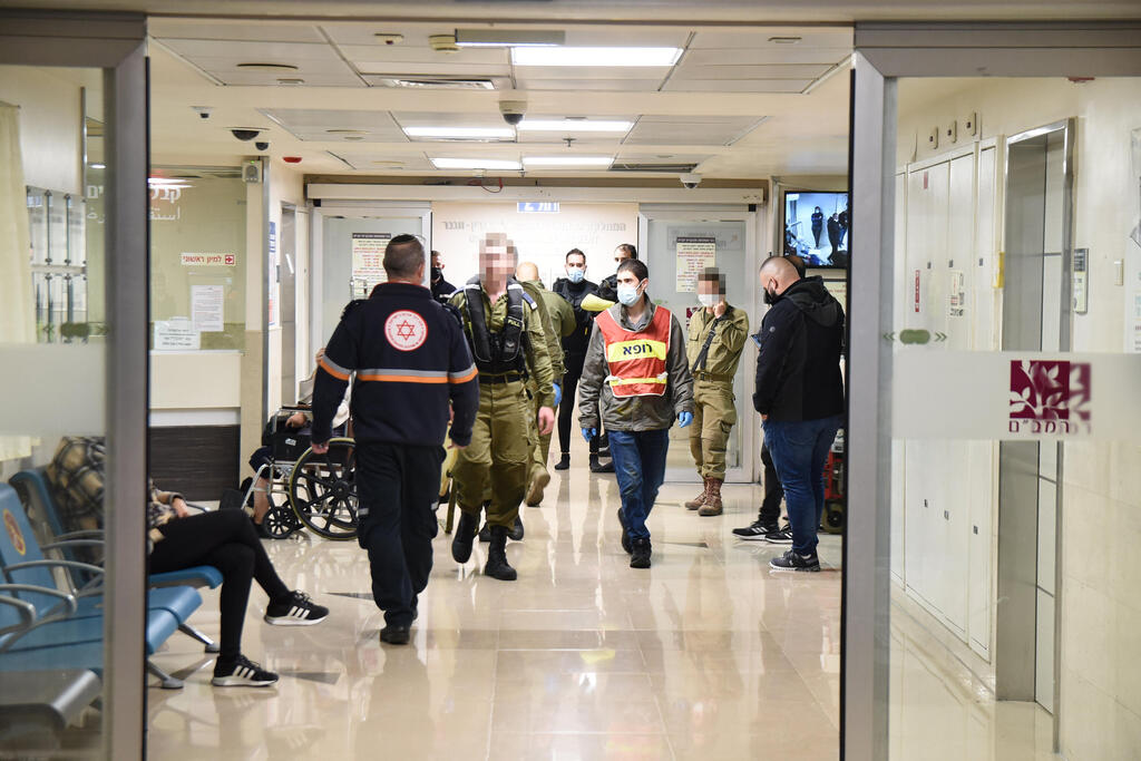 בבית החולים רמב"ם (צילום: נחום סגל) פינוי פצועים לבית החולים רמב"ם