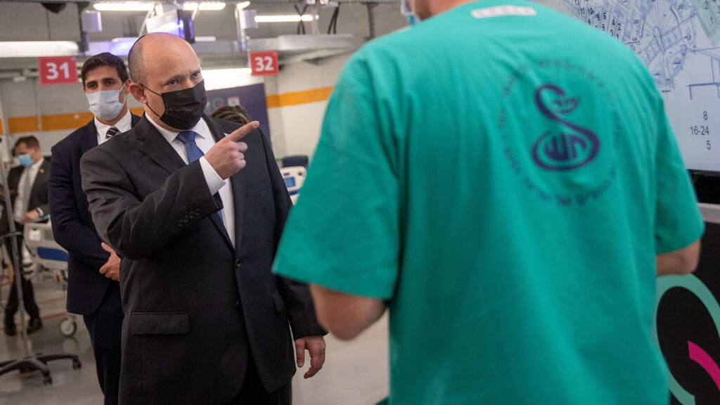 Prime Minister Naftali Bennett visiting Sheba Medical Center's coronavirus ward (Photo: Ohad Zwigenberg) ביקור נפתלי בנט במרכז הרפואי שיבא תל השומר