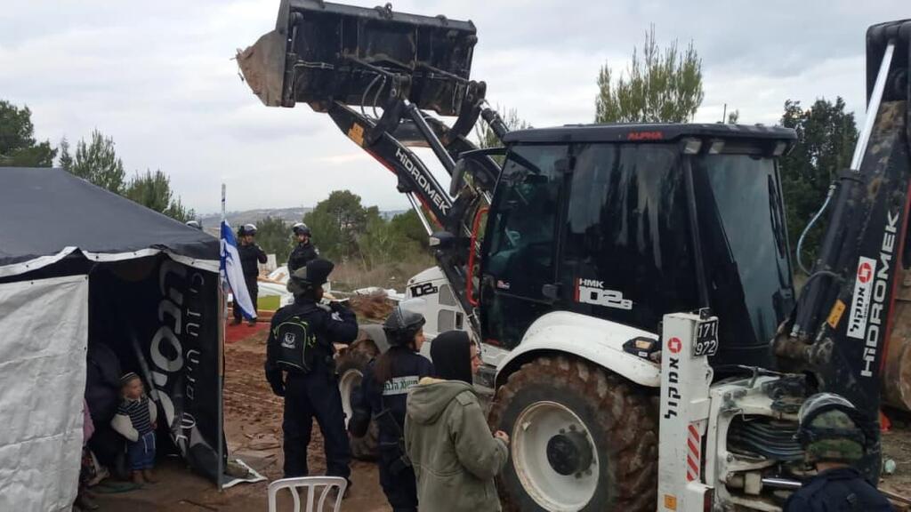 פינוי מבנים לא חוקיים בחומש (צילום: ישיבת חומש) פינוי מאחז חומש