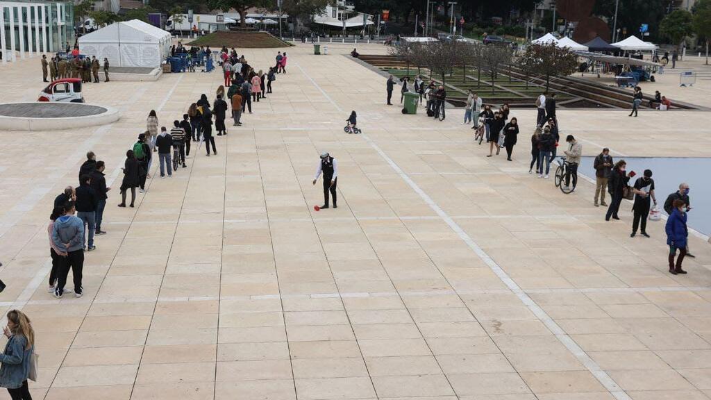Israelis line up in Tel Aviv in front of COVID testing center (Photo: Motti Kimchi) תורים לבדיקת אנטיגן בכיכר הבימה בתל אביב