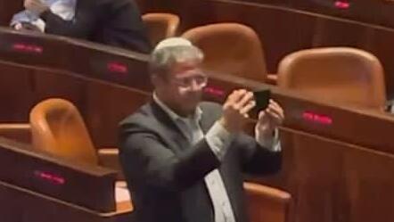 איתמר בן גביר מתראיין לאולפן ynet בזמן ההצבעה במליאה על חוק החשמל