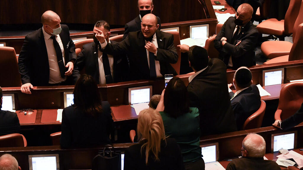 בנט בעימות במליאה. "אני אעמוד מולם פיזית" (צילום: יואב דודקביץ') מליאת הכנסת