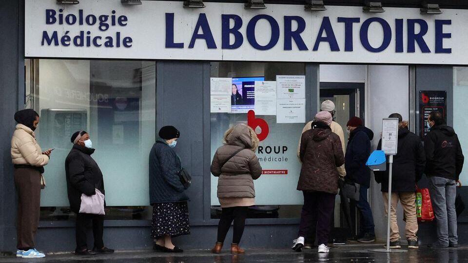 People queue for COVID-19 tests in front of a laboratory in Paris amid the spread of the coronavirus disease (COVID-19) pandemic in France (Photo: Reuters) People queue for COVID-19 tests in front of a laboratory in Paris amid the spread of the coronavirus disease (COVID-19) pandemic in France