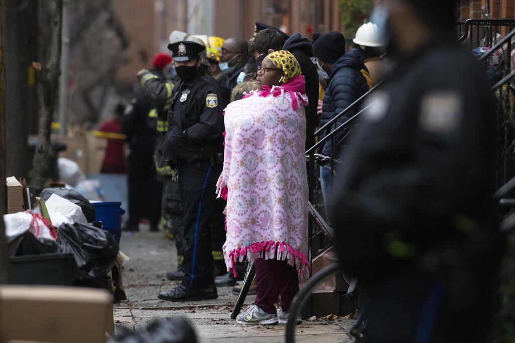 צילום: Alejandro A. Alvarez/The Philadelphia Inquirer via AP פילדלפיה שריפה בבניין מגורים ארה"ב