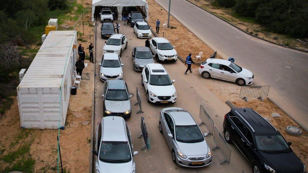 Cars line up for COVID PCR tests on Wednesday (Photo: Gil Nechushtan) תורים במתחם בדיקות קורונה בקיסריה