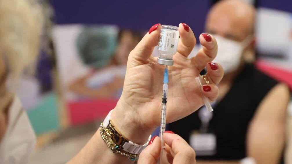 Nurse prepares to administer fourth COVID vaccine at Sheba Medical Center (Photo: Motti Kimchi ) חיסון הבוסטר הרביעי לצוותים רפואיים בבית החולים שיבא