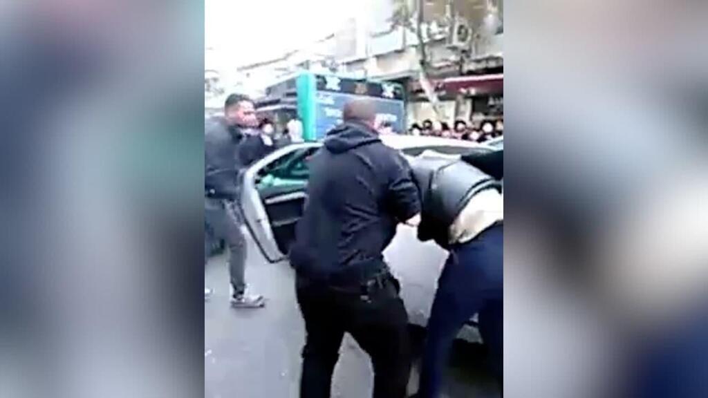 עימות בין שוטר לעובר אורח שמסתיים באגרוף