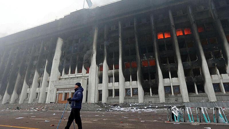 A building torched by protestors in the Kazakh city of Almaty (Photo: Reuters) בניין עיריית אלמטי ב קזחסטן אחרי שהוצת על יד מפגינים ב מהומות במדינה