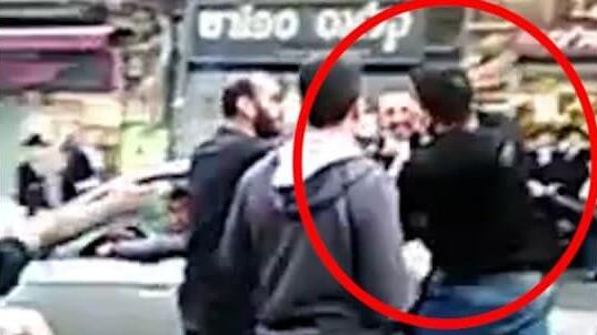 עימות בין שוטר לעובר אורח שמסתיים באגרוף