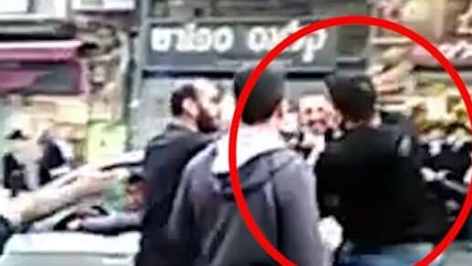 עימות בין שוטר לעובר אורח שמסתיים באגרוף