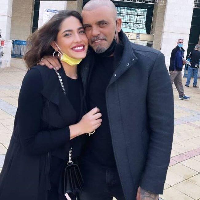העיקר מחייכים למצלמה. אייל גולן ודניאל גרינברג בבית המשפט