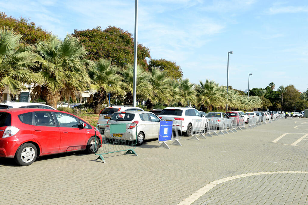 תור ארוך בחולון (צילום: קובי קואנקס) תור לבדיקות קורונה בחולון