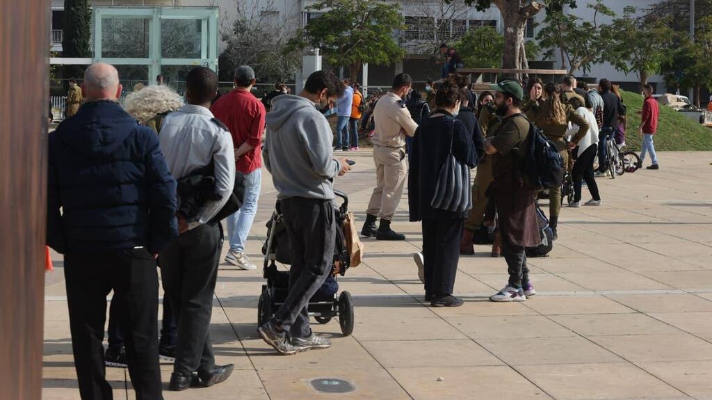 Long lines outside a coronavirus testing site in Petach Tikva on Sunday (Photo: Yariv Katz) עומס במתחם בדיקות בפתח תקווה