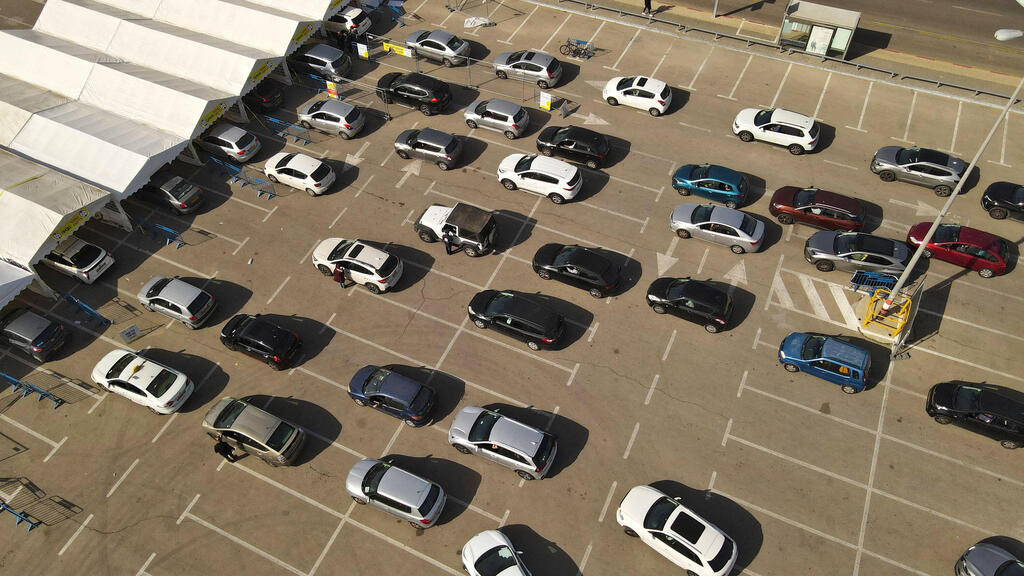 A line of cars in front of a PCR testing center in Tel Aviv (Photo: AFP) מתחם בדיקות הקורונה של מד"א בתל אביב