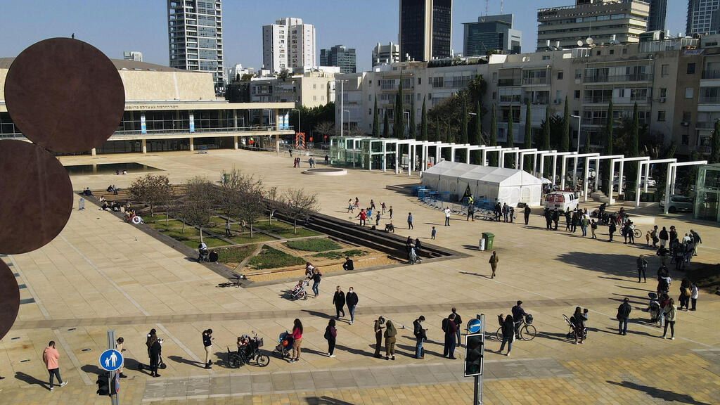A massive line of people in front of a COVID testing center in Tel Aviv (Photo: AFP) תור ארוך במתחם בדיקות הקורונה של מד"א בהבימה