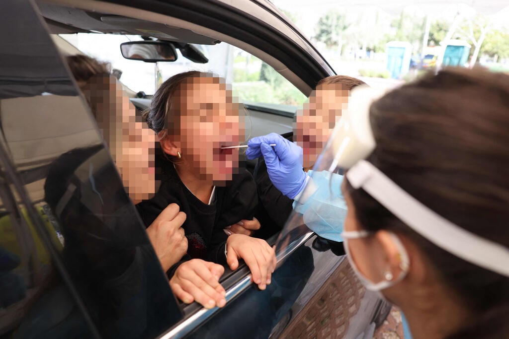 בדיקות קורונה לילדים בירושלים (צילום: AFP) בדיקות קורונה לילדים בירושלים