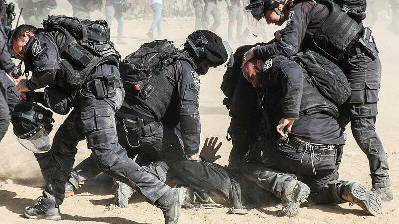 מעצרים בהתפרעויות המחאה על נטיעות קק"ל (צילום: רויטרס) הפרות סדר עם חידוש הנטיעות סמוך למולדה