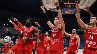 שחקני הפועל ירושלים חוגגים עם הקהל