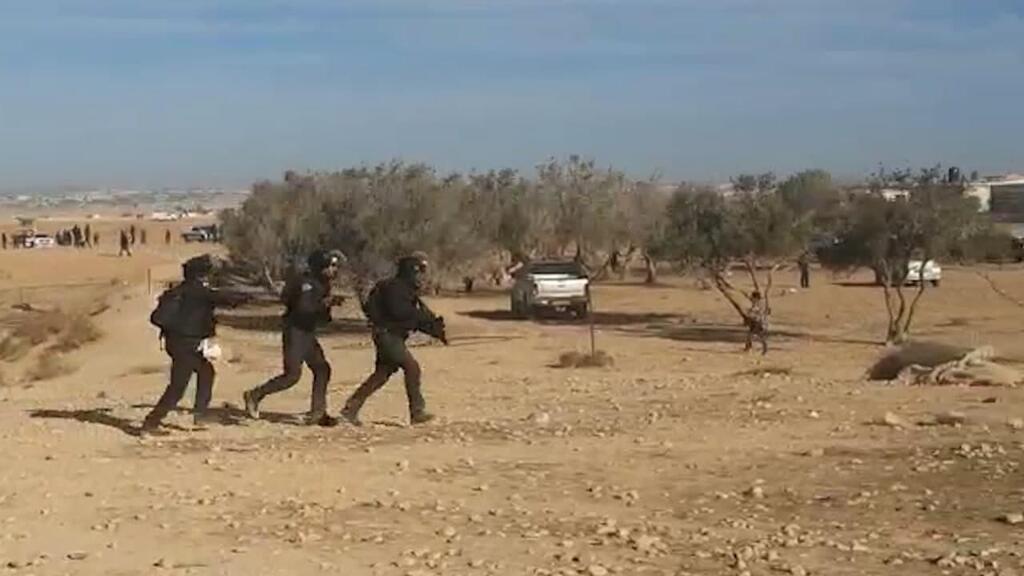 הפרות הסדר בנגב (צילום: רועי עידן, אילנה קוריאל ) הפרות סדר עם חידוש הנטיעות סמוך למולדה