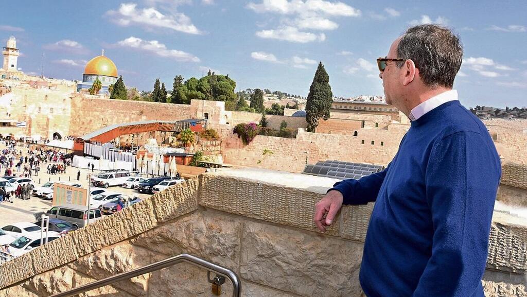 ''גדלנו על היהדות כתרבות, לא כדת'' (צילום: David Azagury, U.S Embassy Jerusalem) תומס ריצ'רד ניידס משקיף על הכותל